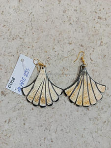 Boucles d'oreilles personnalisées en résine époxy noire et jaune de belle forme pour un usage traditionnel et ethnique - Product Image 2