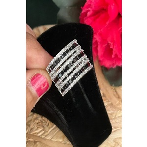 Bague de cocktail géométrique pour femme en alliage plaqué rhodium avec zircone cubique taille émeraude sertie en canal, bijou de soirée glamour - Product Image 1
