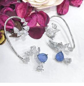 Pendientes elegantes con acabado plateado y circonitas de la mejor calidad para mujeres y niñas, ideales para looks de noche y fiestas. - Product Image 4