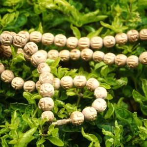 Cuentas Sueltas Radha Grabadas, Tulsi Mala, Madera Natural Beige, Joyería Espiritual para Oración, Meditación y Canto, Colección al por Mayor - Product Image 3