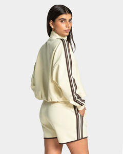 Conjunto Deportivo para Mujer, Chaqueta Corta Amarilla con Cierre y Hombros Caídos, Pantalones Cortos con Rayas, Sudadera con Capucha, Personalizable con Logotipo, Superventas - Product Image 4