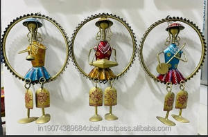 Sculpture murale en métal Art Déco représentant un musicien ethnique pour les célébrations de Diwali et d'anniversaire - Product Image 2