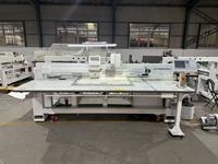 Machine à coudre à double aiguille à perforation automatique CNC pour la sellerie automobile en cuir professionnelle