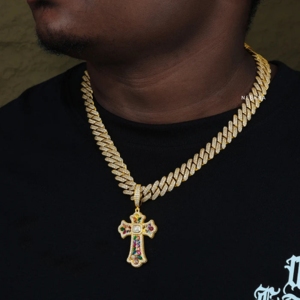 Pendentif Croix Multicolore Arc-en-ciel Sertie de Moissanite en Argent 925 – Bijou Tendance à Forte Brillance - Product Image 4