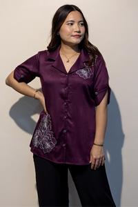 Chemise DAPHNE Wine Giza en coton, élégante et de qualité supérieure pour femme, pour un look moderne et tendance. Achetez directement auprès du fournisseur. - Product Image 3