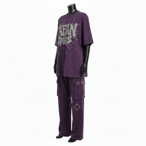 Camiseta morada de jersey de algodón premium de 220 GSM para mujer y pantalón cargo de sarga de 300 GSM con logotipo de transferencia térmica de diamantes de imitación. Conjuntos para mujer. - Product Image 4