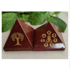 Pyramide en jaspe rouge gravée en gros – Baguette de cristal naturel pour la purification énergétique et l'équilibrage des chakras - Product Image 1
