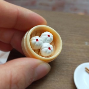 Panier à vapeur miniature pour dim sum avec trois petits pains, ornement décoratif alimentaire en résine pour les 14 ans et plus - Product Image 1