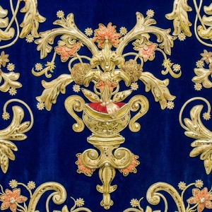 Bandera Personalizable Ecológica de Primera Calidad Hecha a Mano con Terciopelo Azul y Bordado Intrincado con Hilos de Oro - Product Image 5