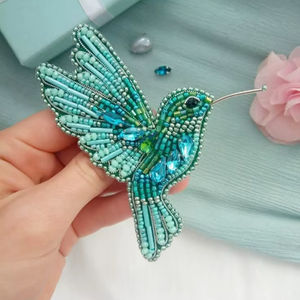 Broche Colibri Teal de Luxe, Broderie Faite Main de Perles de Cristal et de Verre Aqua, Épingle de Revers Oiseau pour la Mode Féminine Élégante - Product Image 1
