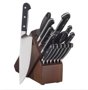 Ensemble de couteaux de cuisine argentés avec manches rivetés noirs, bloc de rangement en bois brun foncé et ciseaux pour hacher, découper et préparer les aliments - Product Image 1