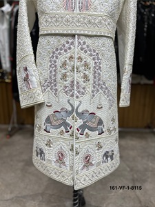 Traje de novio con cinturón Kamarpatti, estilo Sherwani de seda Vergo color marfil, con guirnalda Varmala para el ritual de narración de historias. - Product Image 1