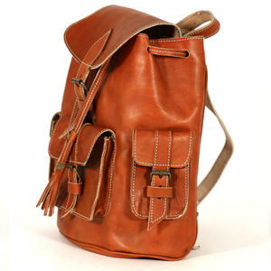 Sac à dos Biyadina Premium en cuir véritable rouge vintage pour hommes, fait à la main, fermeture à glissière élégante, fabriqué par des artisans experts. - Product Image 3