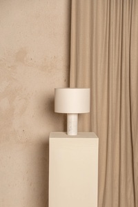 Lámpara de Acento para el Hogar de Mármol de Lujo con Base Cilíndrica Lisa y Excelencia Estética Contemporánea - Product Image 4