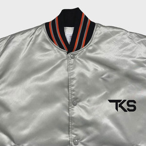 Chaqueta Varsity de Satén con Diseño de Color Personalizado, Cierre Frontal con Botones, Detalles Acanalados y Corte Holgado para Venta al Por Mayor - Product Image 2