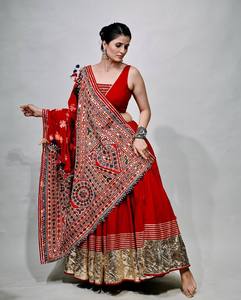 Conjunto de Lehenga Choli de Algodón Rojo con Bordado de Espejo y Dupatta de Encaje para Bodas y Fiestas de Diwali - Prenda Elástica de Estilo Indio-Pakistaní - Product Image 3