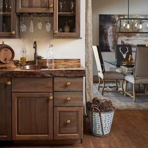 Pomo de puerta metálico elegante de alta calidad que se presenta como una pequeña corona sobre la puerta, digno y refinado. - Product Image 3