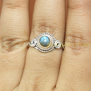 แหวนเงินแท้ 925 ประดับพลอยลาบราดอไรต์สีน้ำเงินธรรมชาติทรงรีแบบคาโบชอง งานแฮนด์เมด ดีไซน์เนอร์เงินแท้ - Product Image 3
