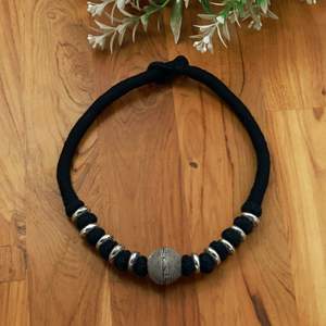 Collier ras du cou tribal noir en fil, plaqué argent oxydé, avec perles, collier statement fait main, bijoux ethniques afghans - Product Image 1