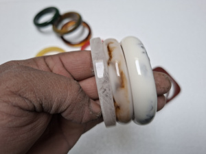 Venta al por Mayor de Pulseras y Brazaletes de Resina de Primera Calidad UCI 2024, Joyería de Moda, Diseño Único, Artesanía India - Product Image 2