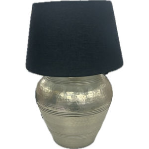 Lámpara de mesa de metal con acabado plateado martillado, diseño atractivo y pantalla de tela negra para decoración del hogar, hotel u oficina. - Product Image 1