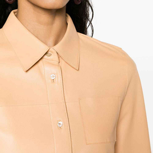 Chemise pour femme en similicuir beige à manches longues, col rabattu, boutonnée sur le devant, style minimaliste, longueur normale, tissu tissé - Product Image 5