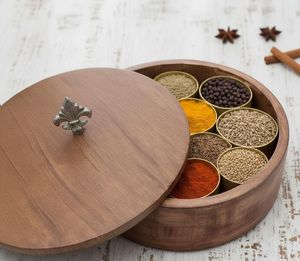 กล่องใส่เครื่องเทศไม้กลมทำมือ – กล่องจัดระเบียบเครื่องครัวอินเดียทรงกลมพร้อมช้อนสำหรับห้องครัว - Product Image 3