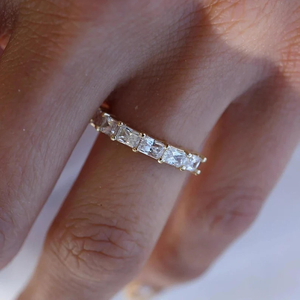 Anillo de Eternidad con Moissanita Corte Princesa, Anillo de Boda Minimalista de Oro, Anillo Apilable de Diamantes para Aniversario para Mujer - Product Image 3