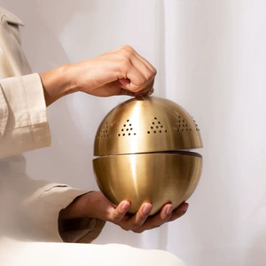 Brûleur d'encens sphérique élégant en métal avec couvercle perforé en forme de dôme, orné de petites boules décoratives et d'un bol en bois amovible. - Product Image 5