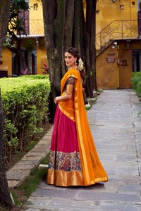 Sari indio tradicional de seda con estampado floral y borde dorado para mujer, para ocasiones de boda, largo hasta el suelo, corte regular. - Product Image 2