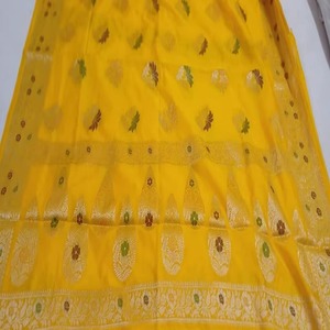 Exquisito Saree Banarasi de Diseñador con Diseño en Relieve, Borde de Pallu Tejido Pesado y Blusa: La Última Tendencia de Moda para Mujer - Product Image 3