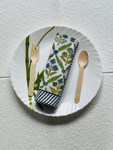 Chemin de table réutilisable et lavable en coton tissé 100 %, imprimé floral bleu, poids moyen 100 GSM, pour la décoration de table à manger à la maison ou pour un mariage - Product Image 1
