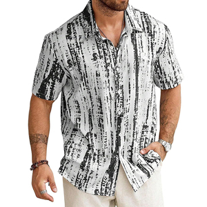 Camisa de manga corta con estampado tropical para hombre: esta camisa con estampado tropical oscuro ofrece un estilo informal de isla con un toque elegante y moderno. - Product Image 3