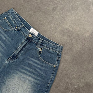 Shorts en jean pour hommes, délavés effet vieilli, brodés, personnalisables en usine - Product Image 4