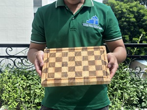 Planche à découper rectangulaire en bois mélangé, motif à carreaux, antidérapante, pièce unique, fabriquée au Vietnam - Product Image 4