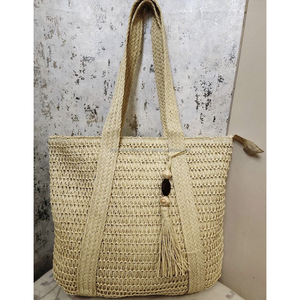 Sac fourre-tout en raphia beige tissé à la main Sac à main en paille d'été écologique avec poignées tressées et breloque pompon Boho pour un usage quotidien - Product Image 1