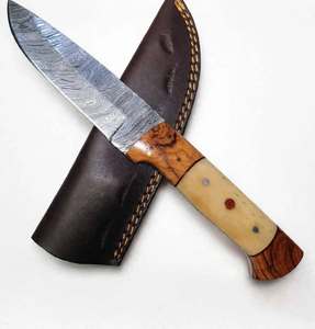 Outil de terrain artisanal en acier Damas, segmenté, avec manche en bois d'olivier et os, pour usage extérieur - Product Image 1