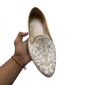 Rajasthani รองเท้าเทรนด์น้ำหนักเบาหนังดูดซับเหงื่อทนทานกันน้ำตามธรรมเนียม - Product Image 1