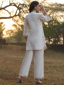Ensemble Kurta Pyjama en coton blanc brodé de fleurs traditionnelles, idéal pour les festivals indiens/pakistanais, les mariages et les fêtes - Product Image 2