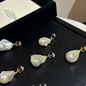 Colgante de Oro con Perla de Agua Dulce Auténtica, Estilo Retro Barroco, Elegante, Versátil, de Partículas Grandes con Luz Intensa, Diseño Moderno y Exótico - Product Image 1