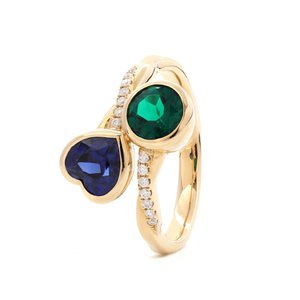 Bague Toi et Moi en Or Jaune 14K avec Saphir de Laboratoire et Émeraude Ronde de Laboratoire Zambienne, Bague de Fiançailles à Deux Pierres avec Bande Pavée Torsadée - Product Image 2