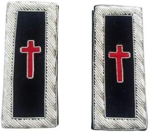 Badge Rosette Croix de la Grande Commanderie des Chevaliers Templiers – Broderie à la main en fil d'or sur velours rouge - Product Image 2