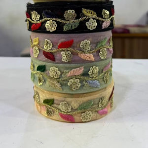 Dentelle artisanale exclusive et écologique, motif floral en dentelle de miel, filet de dentelle avec broderie métallique, sequins et détails perlés, élégante - Product Image 1