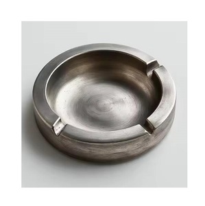 Cendrier en métal pour table, design minimaliste, matériau durable et finition soignée, adapté au bureau et aux espaces de vie. - Product Image 1