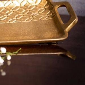 Bandeja Rectangular de Metal Dorada de Lujo al por Mayor, Plato de Servicio para Hotel con Elegante Grabado de Diamantes y Asas Integradas - Product Image 3