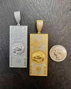 Colgante Hip Hop de plata de ley 925 maciza con moissanita de corte brillante y engaste de bisel, diseño de billete de cien dólares con efecto helado para hombre - Product Image 3