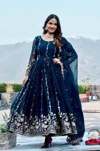 ชุดเดรสผ้าจอร์เจตต์พร้อมผ้าคลุมไหล่ ตกแต่งด้วยงานปักเลื่อมหนัก - Product Image 4