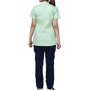 Conjunto de Uniforme Hospitalario para Mujer, Modelo 2026, Top Verde Menta con Botones Negros y Pantalones Azul Oscuro - Product Image 4
