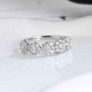 Anillo floral con racimo de diamantes de moissanita de corte redondo para mujer, plata 925 original, joyería fina premium para ella. - Product Image 1