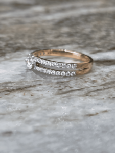 แหวนเพชรทรงกลมเจียระไนแบบบริลเลียนท์ 14K โรสโกลด์ ได้รับการรับรองจาก IGI สำหรับผู้หญิง ดีไซน์แบบแยกก้าน ประดับเพชรสำหรับงานหมั้น - Product Image 2